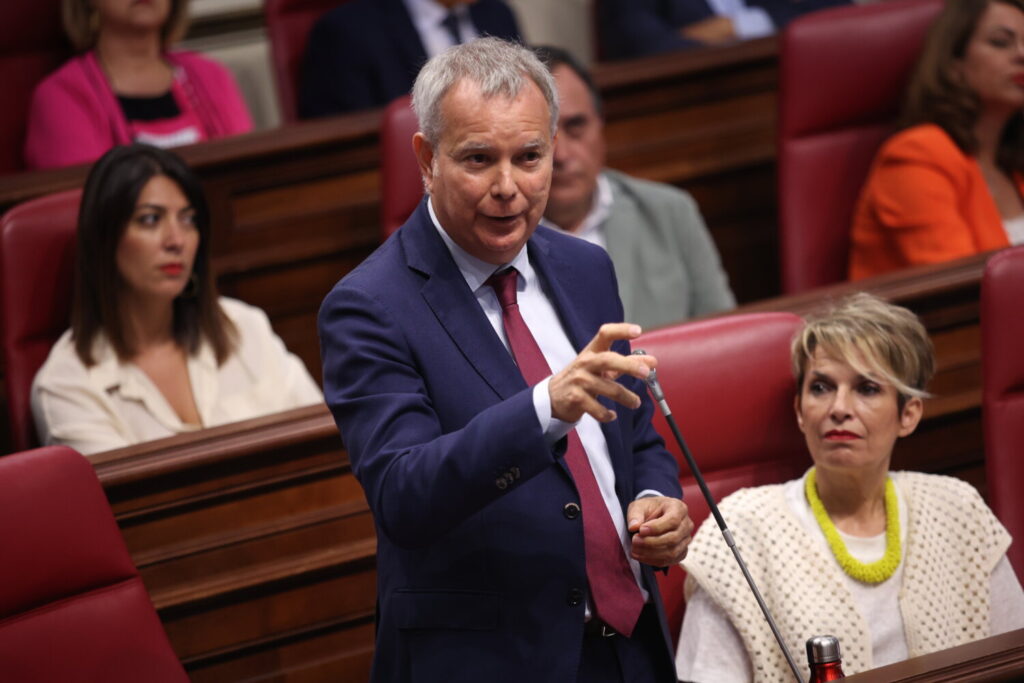 Iniciativa de pacto contra la pobreza. Imagen: Sebastián Franquis en el Parlamento de Canarias. Grupo Socialista en el Parlamento de Canarias