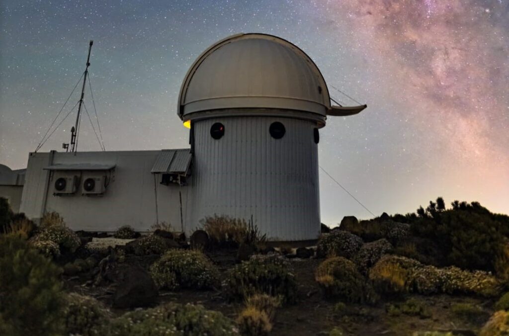 El telescopio SONG en el Observatorio del Teide bajo la Vía Láctea / Foto: Daniel López (El Cielo de Canarias) / Portal web del IAC