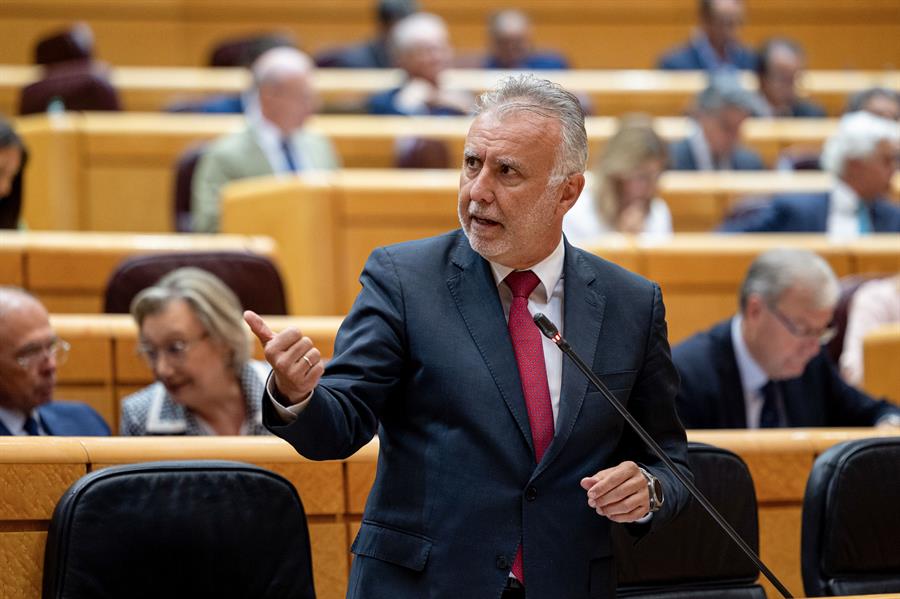 Reunión con el PP para desbloquear la ley de extranjería. Imagen: El ministro de Política Territorial y Memoria Democrática, Ángel Víctor Torres, durante el Pleno del Senado este martes, en Madrid. EFE/ Daniel González