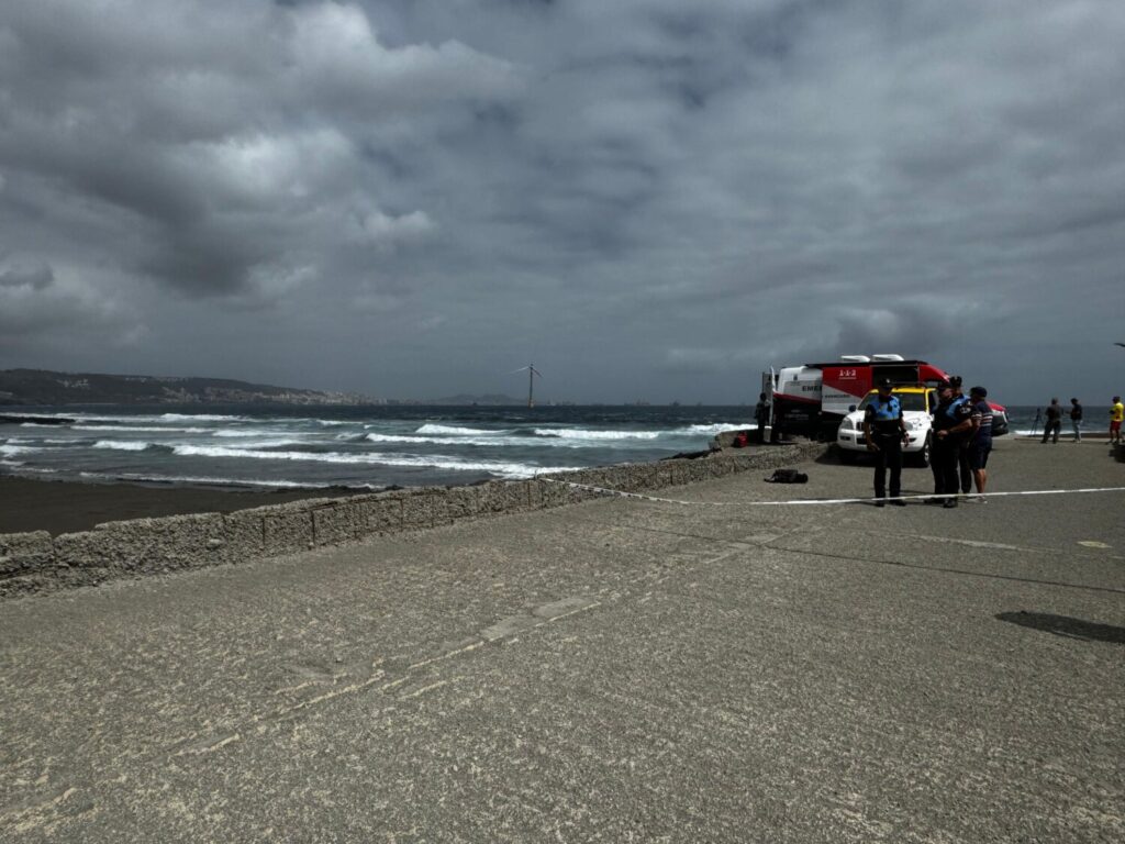 Efectivos de bomberos de Las Palmas de Gran Canaria y del 1-1-2 Canarias siguen controlan el vertido de fuel. Foto de Alicia Suárez | Redactora de los Servicios Informativos de Televisión Canaria