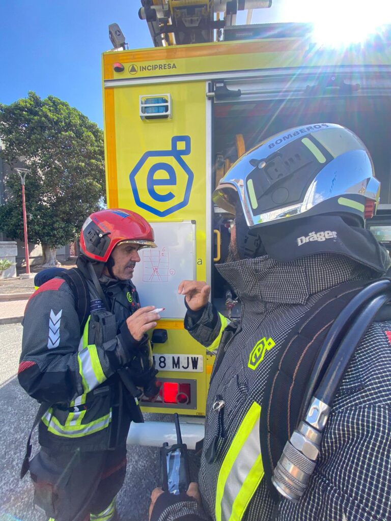 Bomberos actuando en el incendio de una nave industrial en el polígono industrial de Arinaga