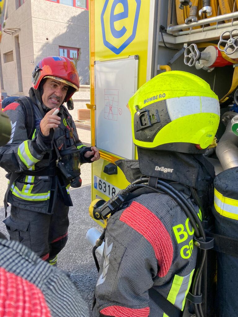 Los bomberos están apagando el incendio de una nave industrial en el polígono industrial de Arinaga