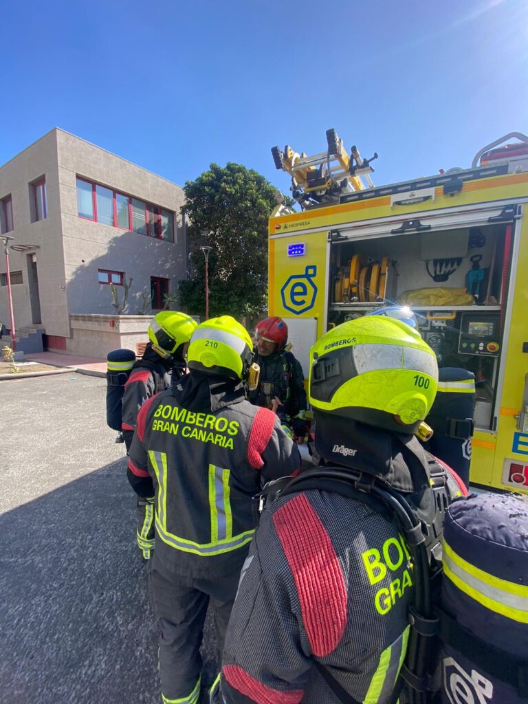 Los bomberos están apagando el incendio de una nave industrial en el polígono industrial de Arinaga