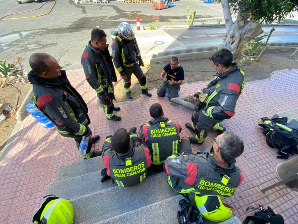 Los bomberos reciben instrucciones para apagar el incendio