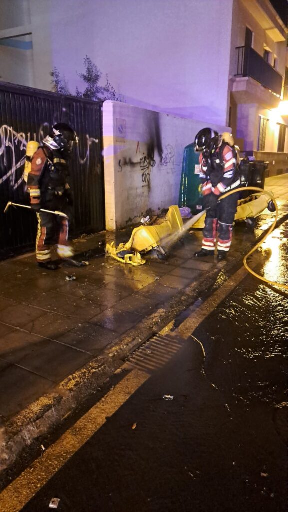 Los bomberos del Cabildo de Lanzarote apagan las llamas de dos contenedores