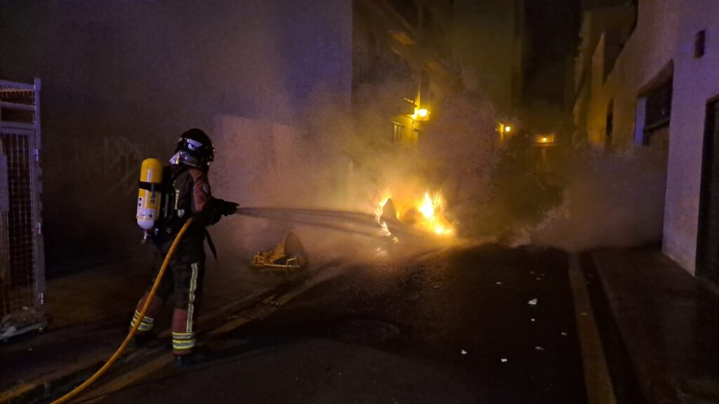 Los bomberos del Cabildo de Lanzarote extinguen el incendio de dos contenedores