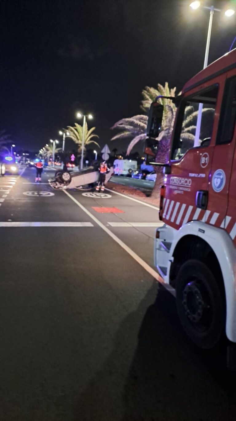Accidente en Lanzarote. Vuelca un coche en Costa Teguise