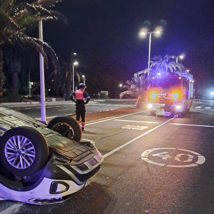 El accidente se produjo en la Avenida Las Palmeras, a la altura del Blue Bay en el Municipio de Teguise. Donde un coche había volcado.