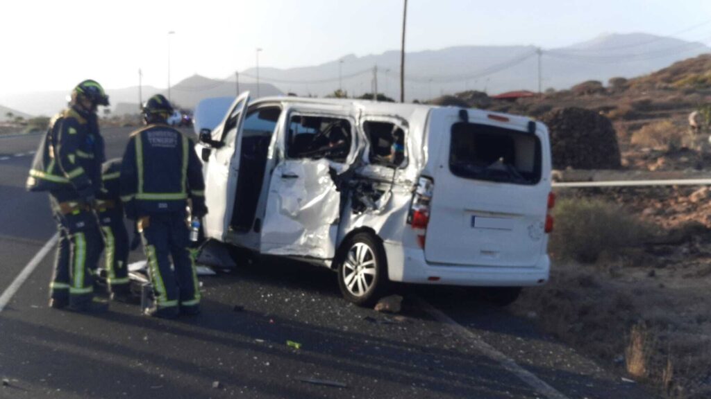 Bomberos de Tenerife tuvieron que rescatar a varias personas de los amasijos de hierro / Bomberos de Tenerife