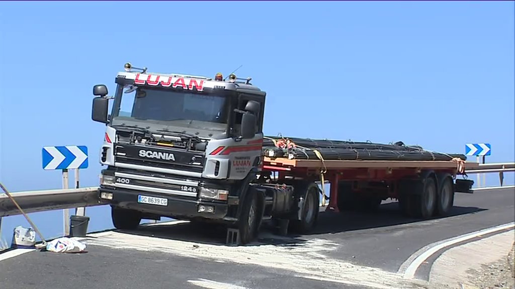 El conductor de un camión resulta herido para evitar el  choque con una guagua. El accidente se produjo en la carretera de La Aldea, en Gran Canaria