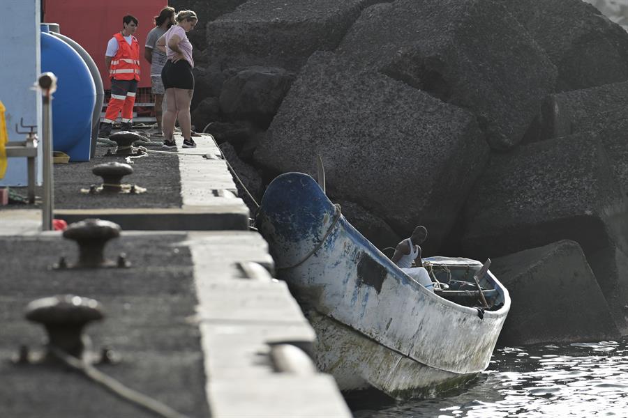 Uno de los últimos cayucos que han llegado a la isla de El Hierro. Imagen EFE