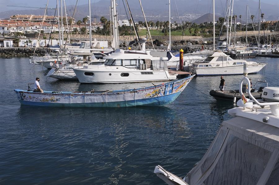 Cayuco en el muelle deportivo de San Miguel, en el sur de Tenerife. Imagen EFE