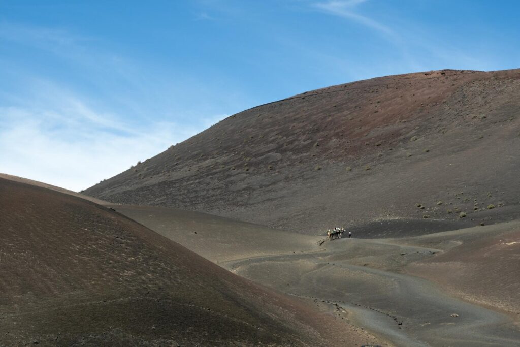 50 aniversario del Parque Nacional de Timanfaya. YAIZA (LANZAROTE) (ESPAÑA), 26/09/2024.- El Parque Nacional de Timanfaya, situado en Lanzarote, celebra en estos días su cincuenta aniversario. En la imagen, unos turistas pasean en camello por las Montañas de Fuego. EFE/Adriel Perdomo