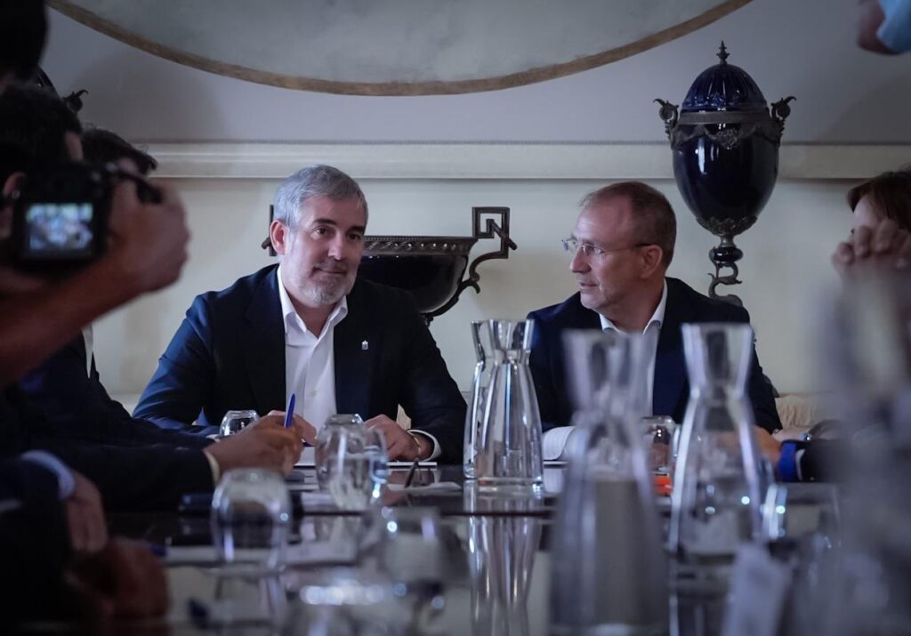 El presidente de Canarias, Fernando Clavijo, se ha reunido con el presidente del Cabildo de La Palma y los alcaldes de los catorce municipios