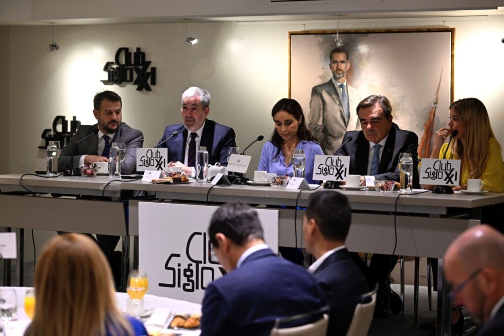 El presidente de Canarias, Fernando Clavijo, expone la situación migratoria en las islas y la disputa legal con el Estado por la acogida de los menores en un desayuno-coloquio organizado por el Club Siglo XXI este jueves en Madrid. Imagen Presidencia del Gobierno