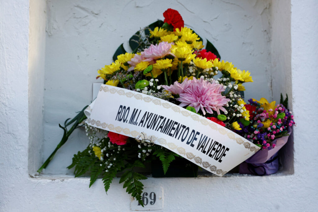 Corona de flores del Ayuntamiento de Valverde en el entierro de los migrantes / REUTERS/ Borja Suárez