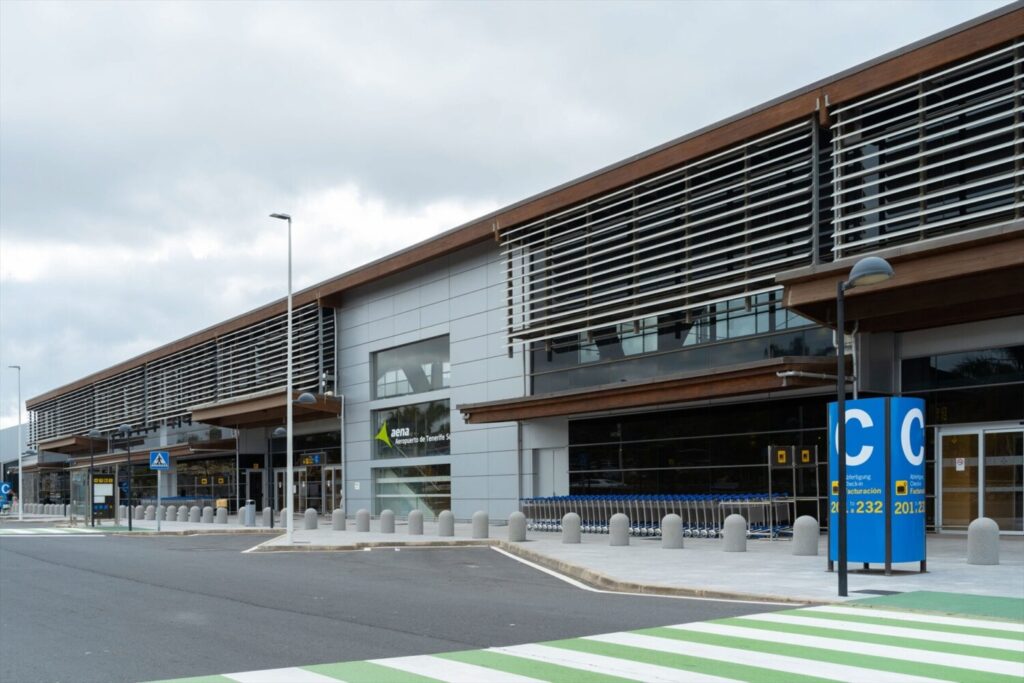 Recuperan a un pasajero con un paro cardíaco en el Aeropuerto Tenerife Sur