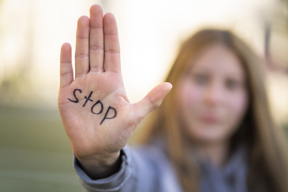 3 de cada 4 agresores sexuales grupales son menores. (Archivo) Mujer protestando contra violencia sexual