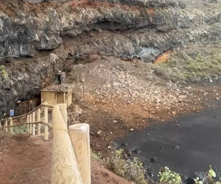 La playa de Nogales cerrada por un desprendimiento