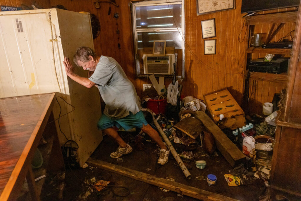 Rex Liberman saca su refrigerador afuera antes de vaciarlo mientras limpia su casa después de que fuera inundada por el huracán Helene en Steinhatchee, Florida, EE.UU., el 29 de septiembre de 2024. REUTERS/Kathleen Flynn