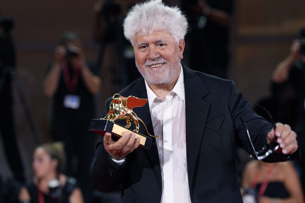 Almodóvar se hace con su primer León de Oro en Venecia