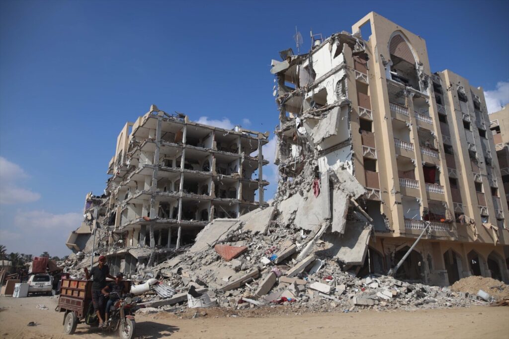 Ataque a "zona humanitaria" en Gaza. Imagen: Edificios destruidos por los ataques del Ejército de Israel en el centro de la Franja de Gaza (archivo) Europa Press/Contacto/Marwan Dawood 