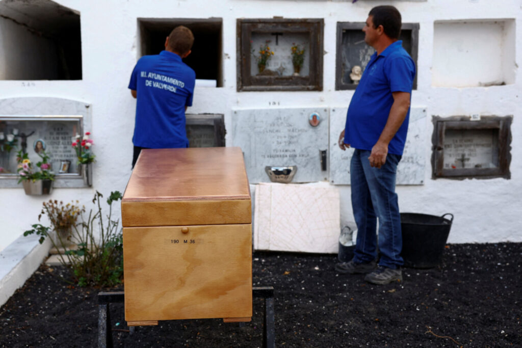 Un migrante es enterrado en el cementerio de el Mocanal, tras el hundimiento de un barco de migrantes que mató al menos a nueve personas y dejó al menos 48 desaparecidos, en la isla de el Hierro, España, el 30 de septiembre de 2024. REUTERS/Borja Suárez
