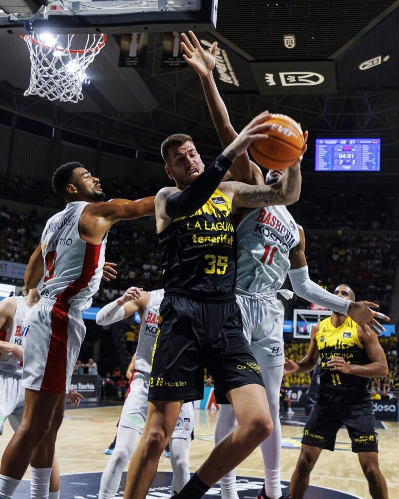 Fran Guerra en un duelo por el balón frente al Baskonia en el primer partido de la temporada / La Laguna Tenerife