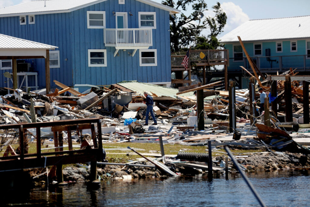 Los residentes de Keaton Beach trabajan para recuperar sus pertenencias de sus hogares después de que el huracán Helene pasara por la península de Florida, impactando gravemente a la comunidad en Keaton Beach, Florida, EE.UU., el 29 de septiembre de 2024. REUTERS/Octavio Jones