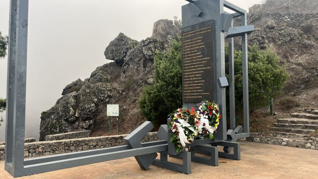 El Cabildo de La Gomera y el Ayuntamiento de San Sebastián han colocado unas coronas de flores en homenaje a las víctimas del incendio