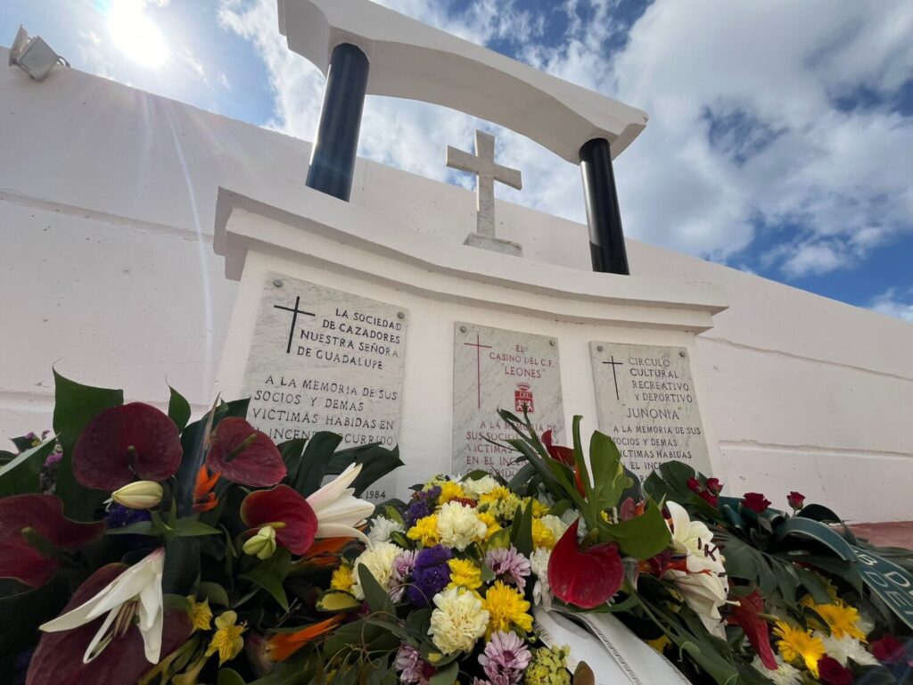 El Cabildo de La Gomera y el Ayuntamiento de San Sebastián han colocado unas coronas de flores en homenaje a las víctimas del incendio