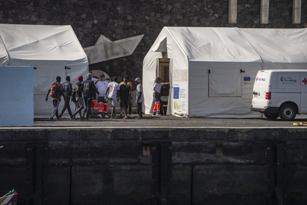 Llega el cuarto cayuco del fin de semana, el tercero a El Hierro, con 87 migrantes