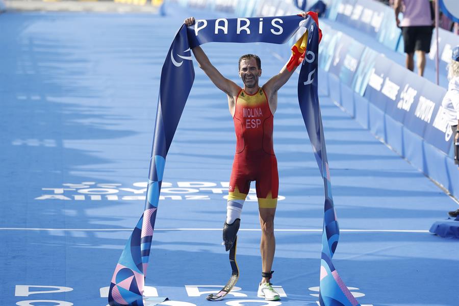 El triatleta español Daniel Molina tras ganar la medalla de oro en la prueba de triatlón de los Juegos Paralímpicos de París 2024, disputada este lunes en la capital francesa. EFE/Javier Etxezarreta