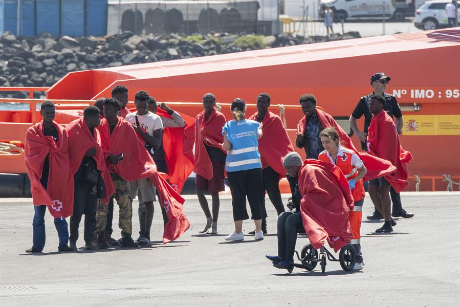 La Guardamar Talía, de Salvamento Marítimo, ha desembarcado este miércoles en Arrecife (Lanzarote) a 57 personas rescatadas de una lancha neumática a unos 40 kilómetros de la isla, entre ellas siete mujeres. EFE/Adriel Perdomo