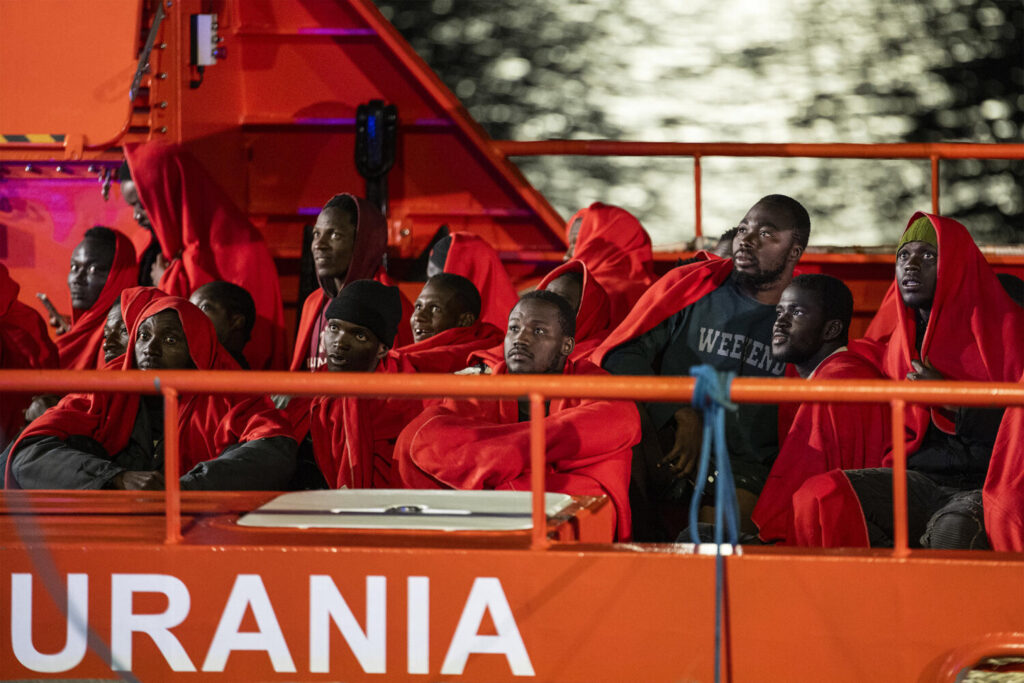 Salvamento Marítimo y un pesquero llevaron a cabo sendos rescates en aguas canarias y trasladaron a los migrantes a tierra firme