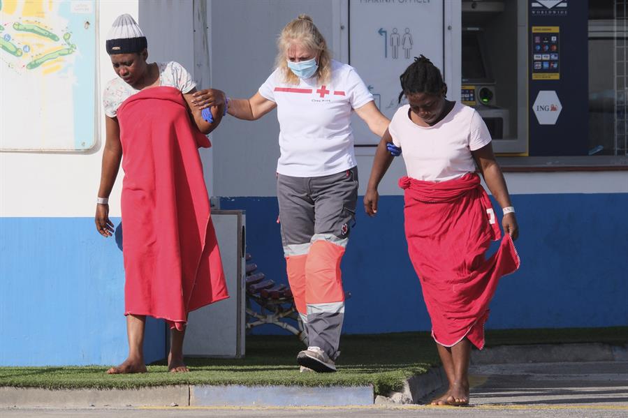 Llega un cayuco a San Miguel. Imagen: Dos mujeres que han llegado al muelle deportivo de San Miguel. EFE