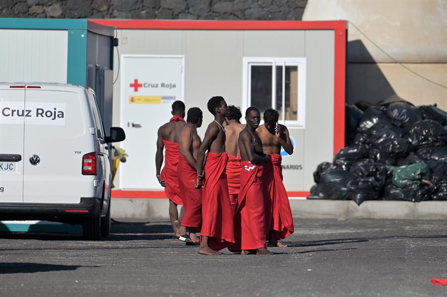 Refuerzan con más personal sanitario El Hierro. Imagen: Grupo de migrantes llegados a El Hierro el sábado 31 de agosto. IEFE