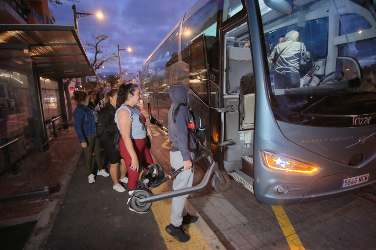 Usuarios del transporte colectivo a demanda en una de las rutas diarias. Imagen Ashotel