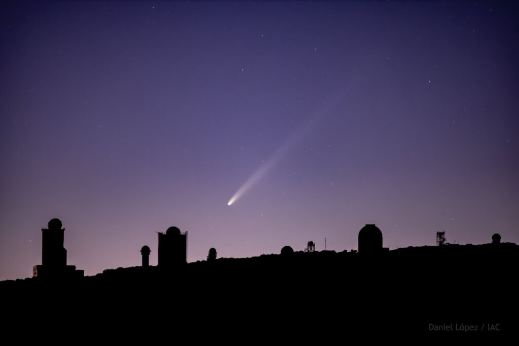 Se ve claramente el cometa del siglo desde el Observatorio del Teide. Todos los edificios y telescopios quedan en sombra ante la espectacularidad del cometa a su paso por Canarias