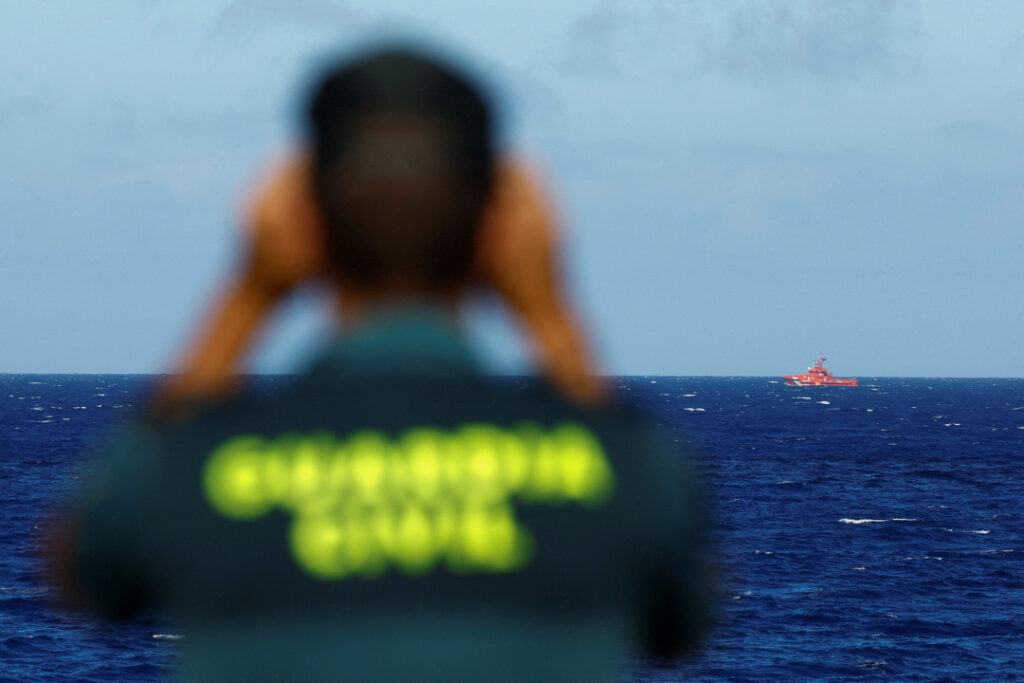 Un oficial de la Guardia Civil observa un barco de rescate en busca de posibles supervivientes tras el hundimiento de un barco de madera con inmigrantes cerca del puerto de la Restinga, en la isla de el Hierro, España, el 28 de septiembre de 2024. REUTERS/Borja Suárez