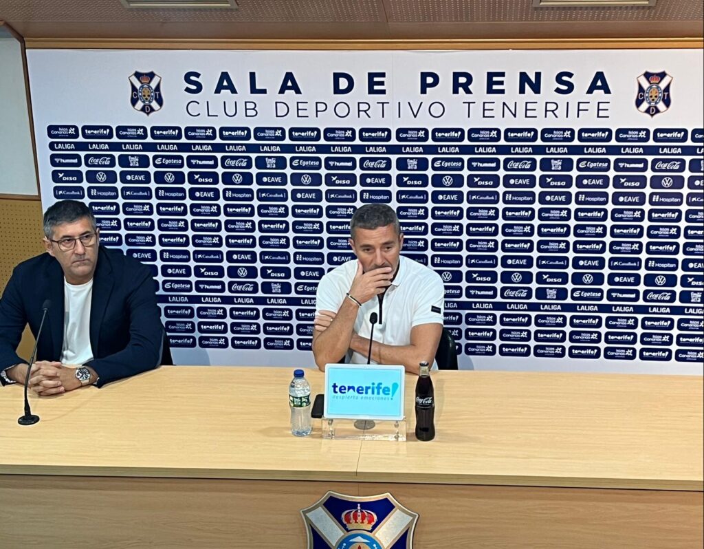 Óscar Cano, exentrenador del CD Tenerife (c) junto al director deportivo del CD Tenerife, Mauro Pérez (i), en la rueda de prensa de despedida tras su destitución / RTVC