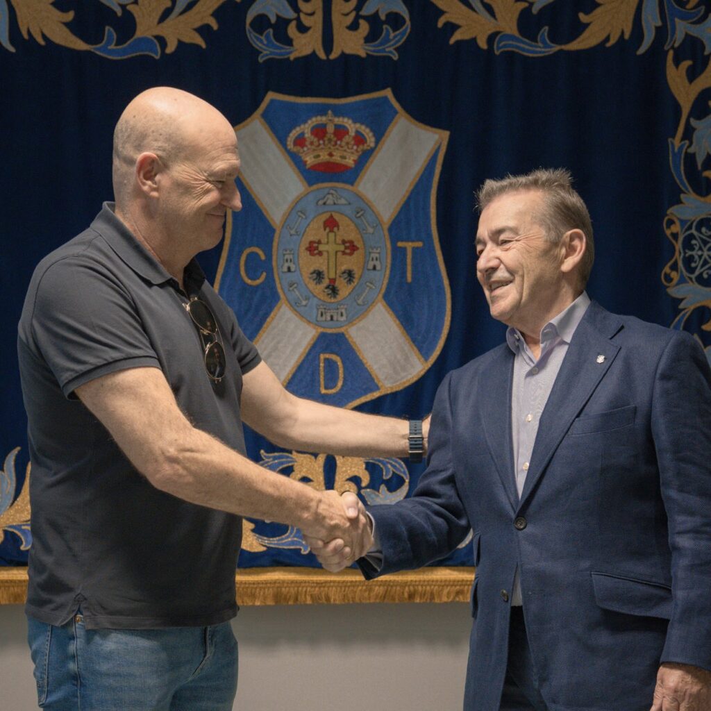 Buena sintonía en el primer encuentro institucional del nuevo entrenador con el presidente de la entidad blanquiazul / CD Tenerife 
