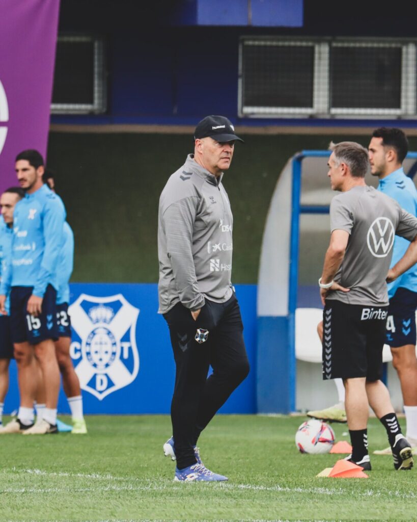 El entrenamiento ha supuesto una primera toma de contacto del nuevo equipo técnico con la plantilla / CD Tenerife