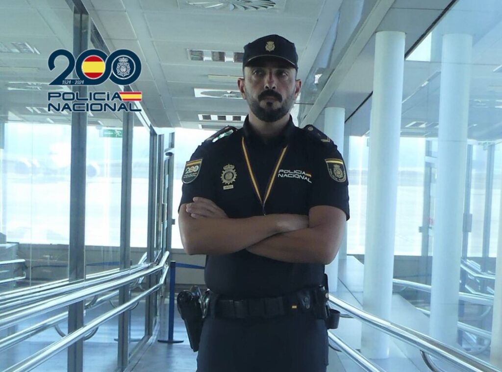 Recuperan a un pasajero con un paro cardíaco en el Aeropuerto Tenerife Sur