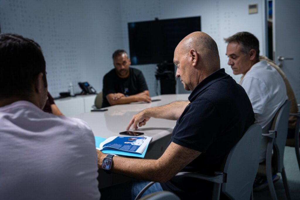 Pepe Mel en su primera tarde en la isla ha mantenido un encuentro con los responsables del fútbol base del CD Tenerife / CD Tenerife