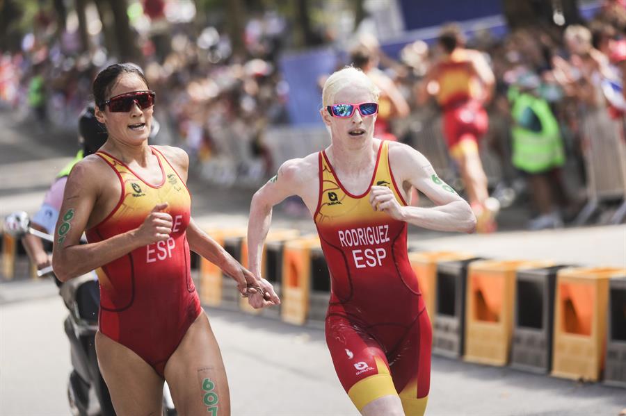 La española Susana Rodríguez (dcha.) y su guía compiten durante la carrera PTVI femenina de las competiciones de Paratriatlón de los Juegos Paralímpicos de París 2024, en París, Francia, el 02 de septiembre de 2024. (Francia, España) EFE/EPA/Teresa Suarez