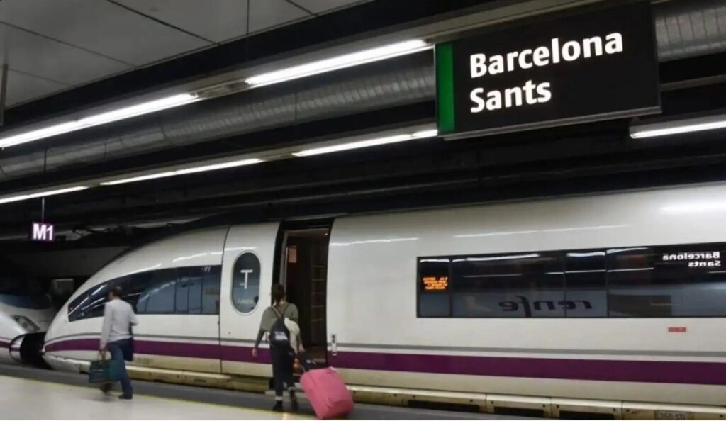 Tren en la estación de Sants, en Barcelona. Imagen de recurso Europa Press