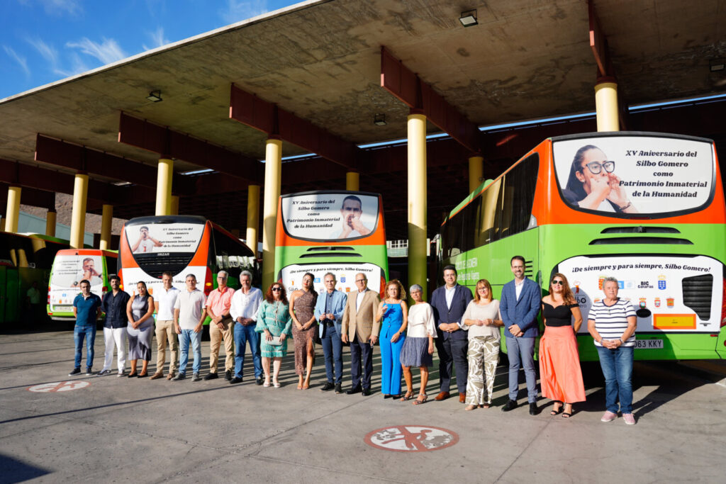 Foto de familia con representantes insulares, locales y de la Asociación Cultural Silbo Gomero. Fuente: Cabildo de La Gomera