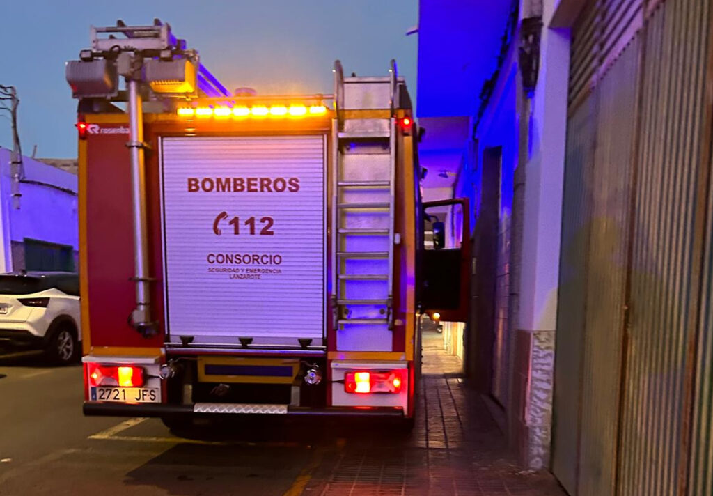 Camión de bomberos del Consorcio de Seguridad y Emergencias de Lanzarote durante la intervención | 112.