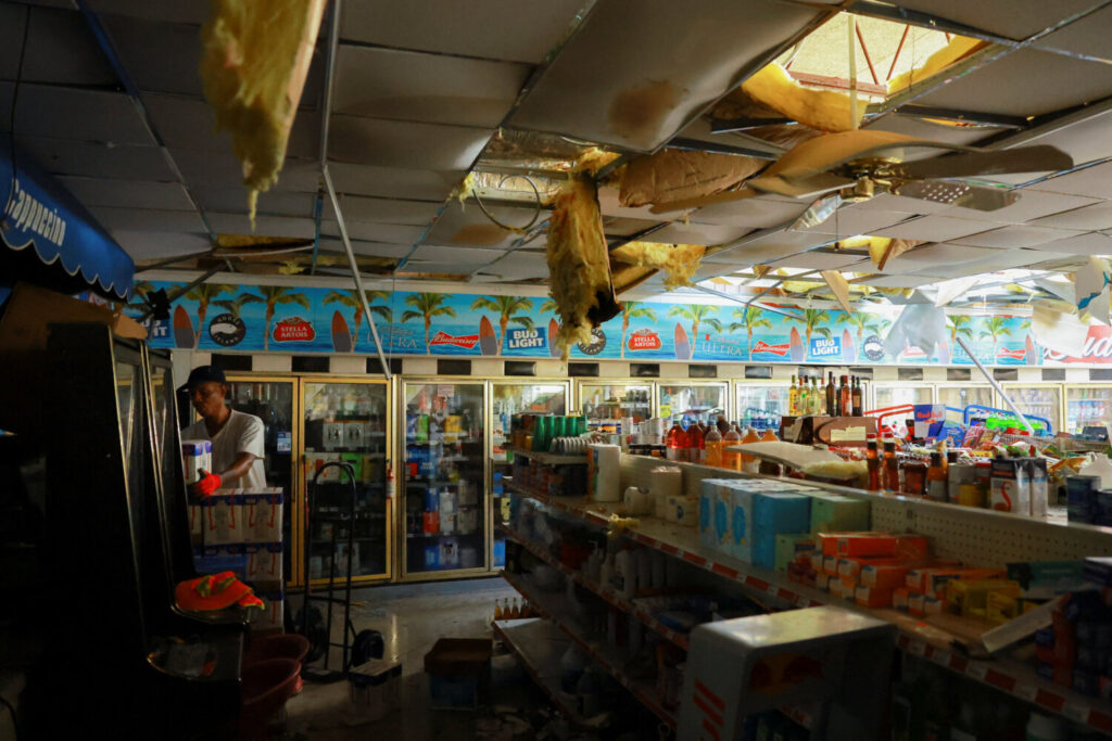 Imagen de una de las tiendas dañadas en Lakewood Park, Florida, tras el paso del huracán Milton.